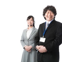 技術的な問い合わせに笑顔で対応するテクニカルサポートの写真