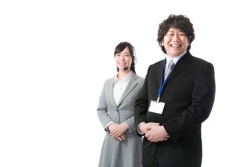 技術的な問い合わせに笑顔で対応するテクニカルサポート