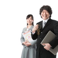 大切なデータを守るセキュリティエンジニアと事務担当者の写真