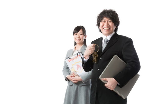 大切なデータを守るセキュリティエンジニアと事務担当者