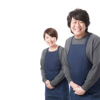 店頭販売スタッフは接客のスペシャリスト〜笑顔で向き合う男女ペア〜の写真