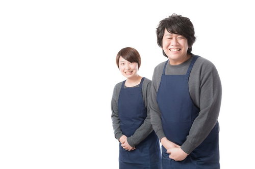 店頭販売スタッフは接客のスペシャリスト〜笑顔で向き合う男女ペア〜