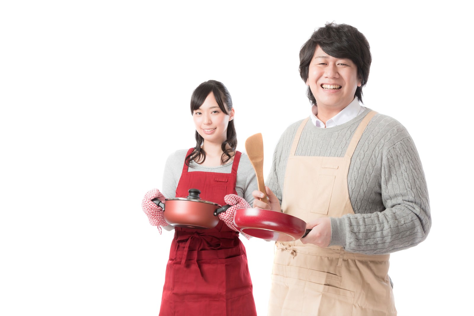 エプロン姿の男女が調理器具を持って笑顔で立っている［モデル：さとうゆい あまのじゃく］