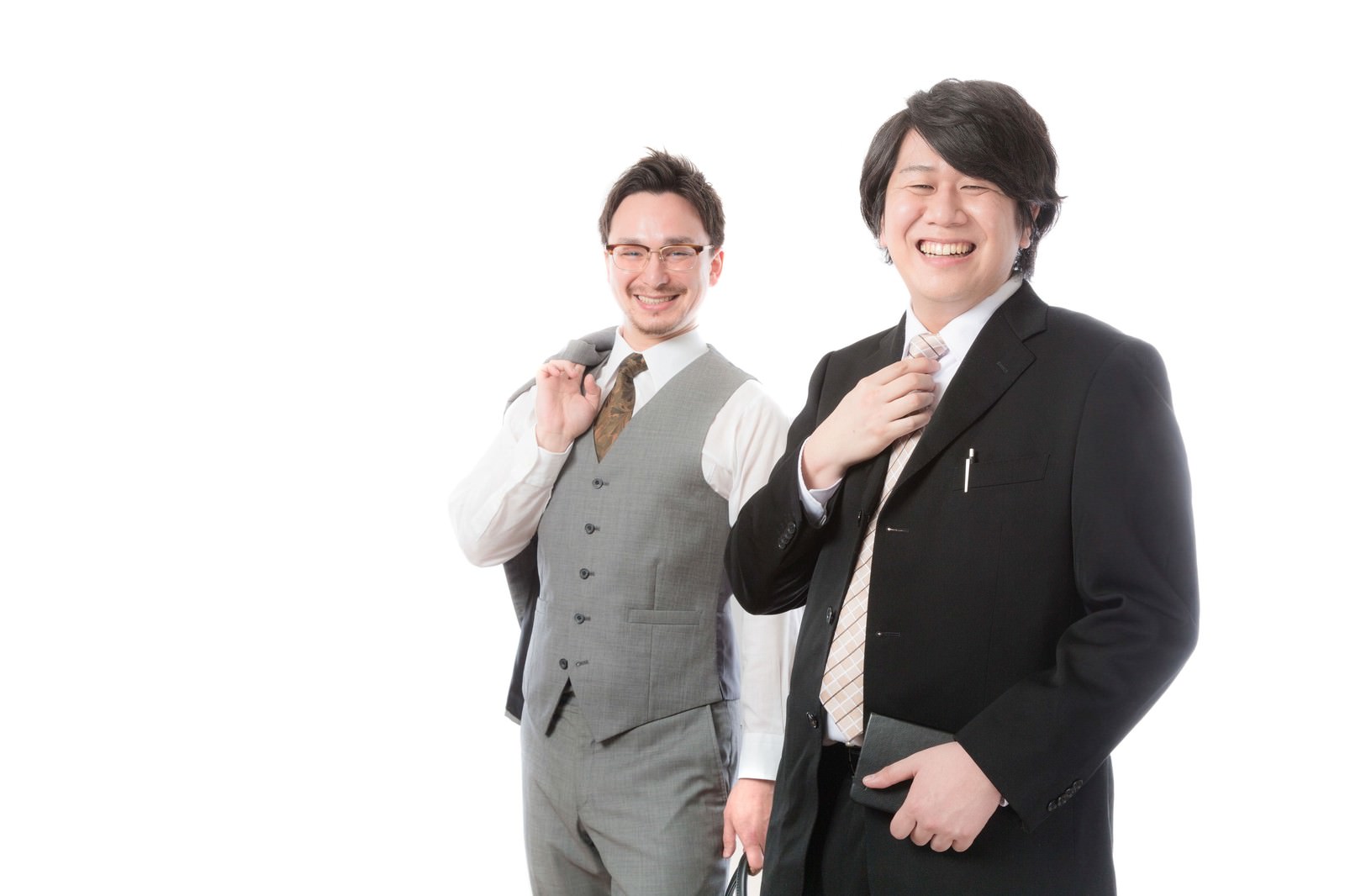 スマホを両手に持って大笑いする男性社員［モデル：Max_Ezaki あまのじゃく］