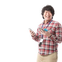 複数の端末でアプリの動作チェックを行うエンジニア男性の写真