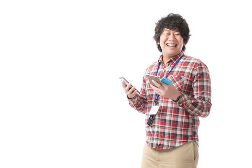 複数の端末でアプリの動作チェックを行うエンジニア男性