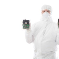 故障したハードディスクを手に持つデータ復旧エンジニア男性の写真