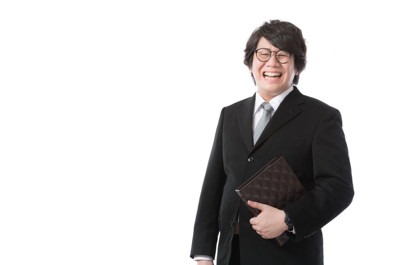黒いスーツと眼鏡で笑顔の男性が書類を持っている［モデル：あまのじゃく］