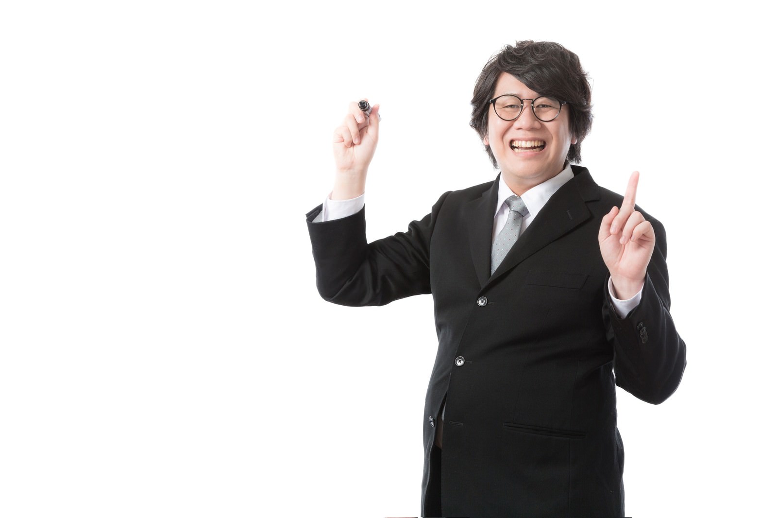黒いスーツにメガネの男性が両手を上げて笑顔で喜ぶマーケター［モデル：あまのじゃく］