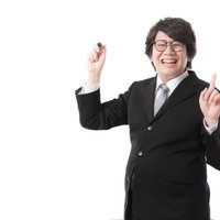 トレンドを知り尽くしたやり手のマーケターが喜職満面で両手を上げるの写真