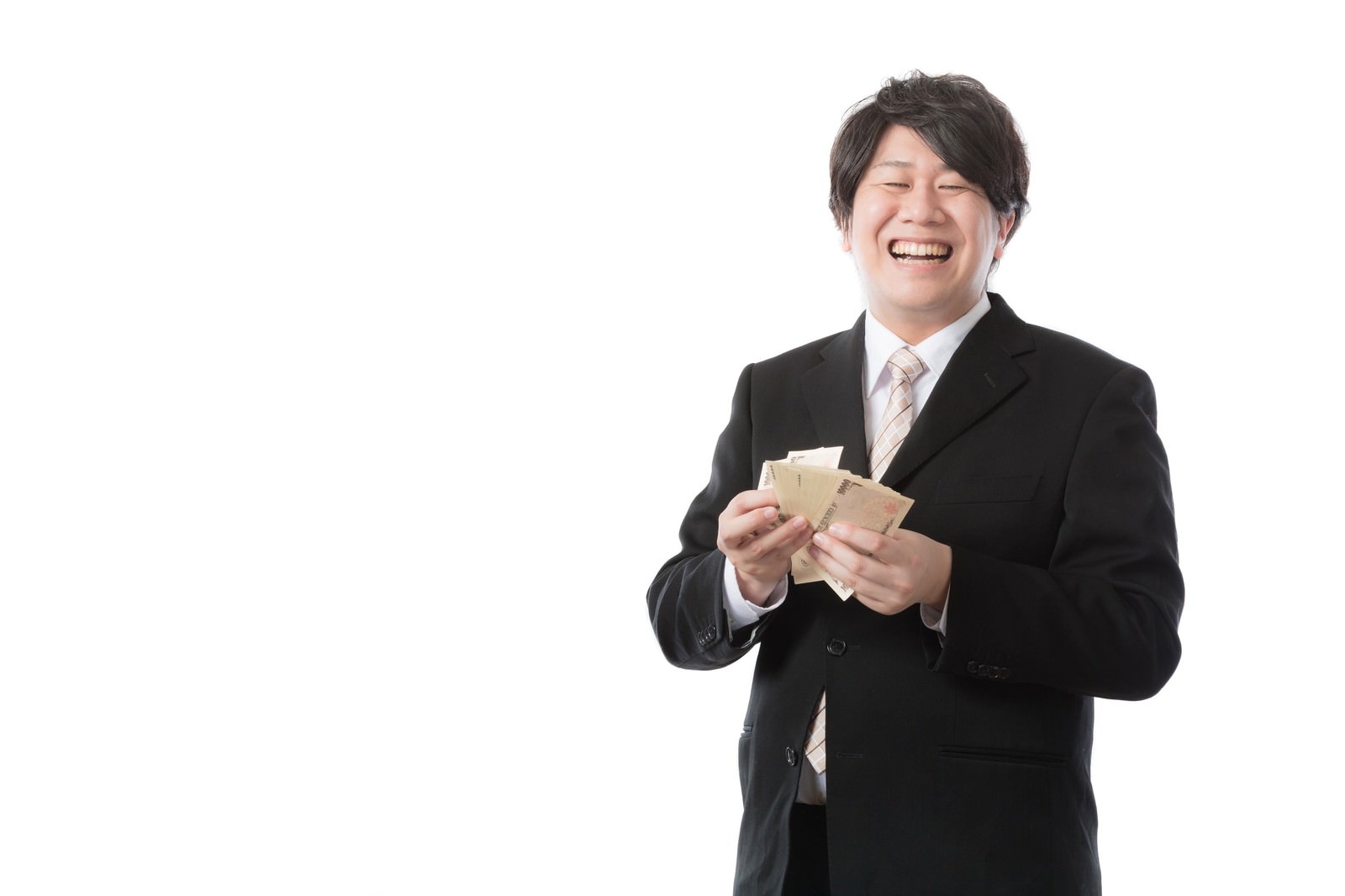 腕時計を見て笑うスーツ姿の男性［モデル：あまのじゃく］