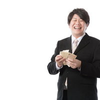 札束をカウントして笑顔の銀行職員、両手に握った複数の札束の写真