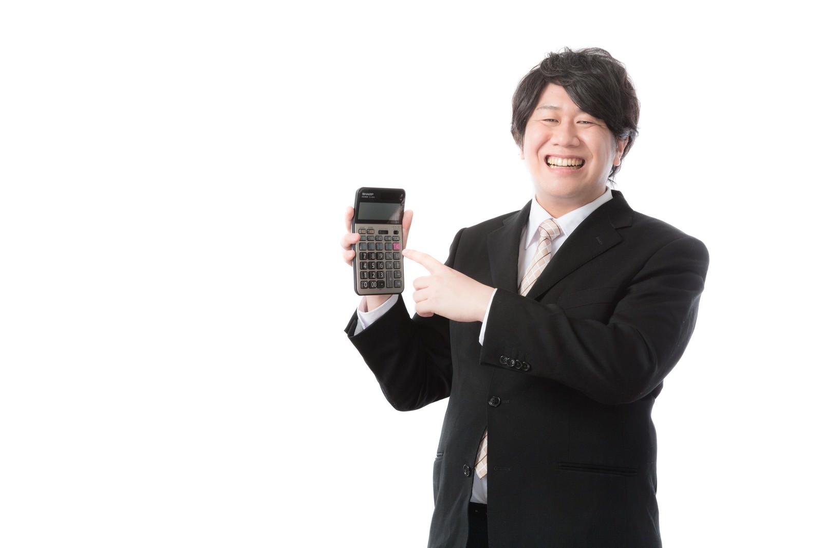 黒いスーツ姿で電卓を指しながら笑う男性経理担当者［モデル：あまのじゃく］