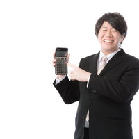 「願いましては〜」のかけ声とともに電卓を取り出す経理担当の写真