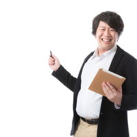 タブレットとペンを持って笑顔で対応するITコンサルタント男性の写真