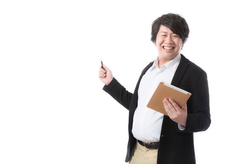 タブレットとペンを持って笑顔で対応するITコンサルタント男性