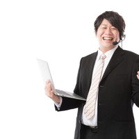 ノートパソコンとタブレットを操作するフルスタックエンジニアの写真