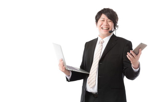 ノートパソコンとタブレットを操作するフルスタックエンジニア