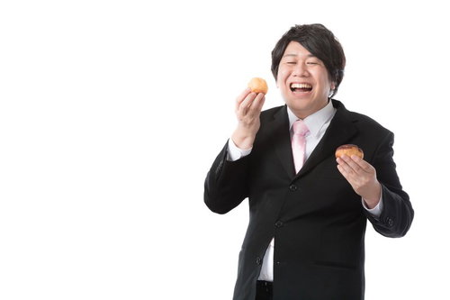 趣味を仕事にした菓子メーカー商品企画、シュークリームを食べて満面の笑み