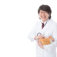 マイクを持って大笑いする司会者の男性の写真