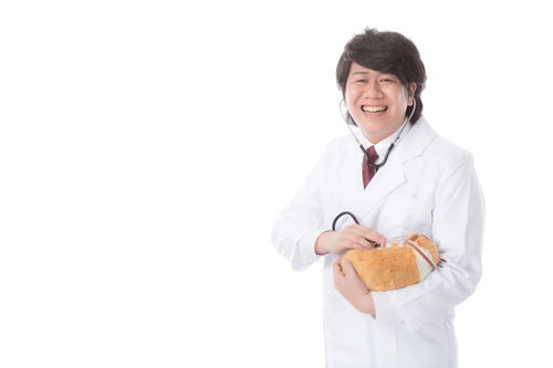 マイクを持って大笑いする司会者の男性