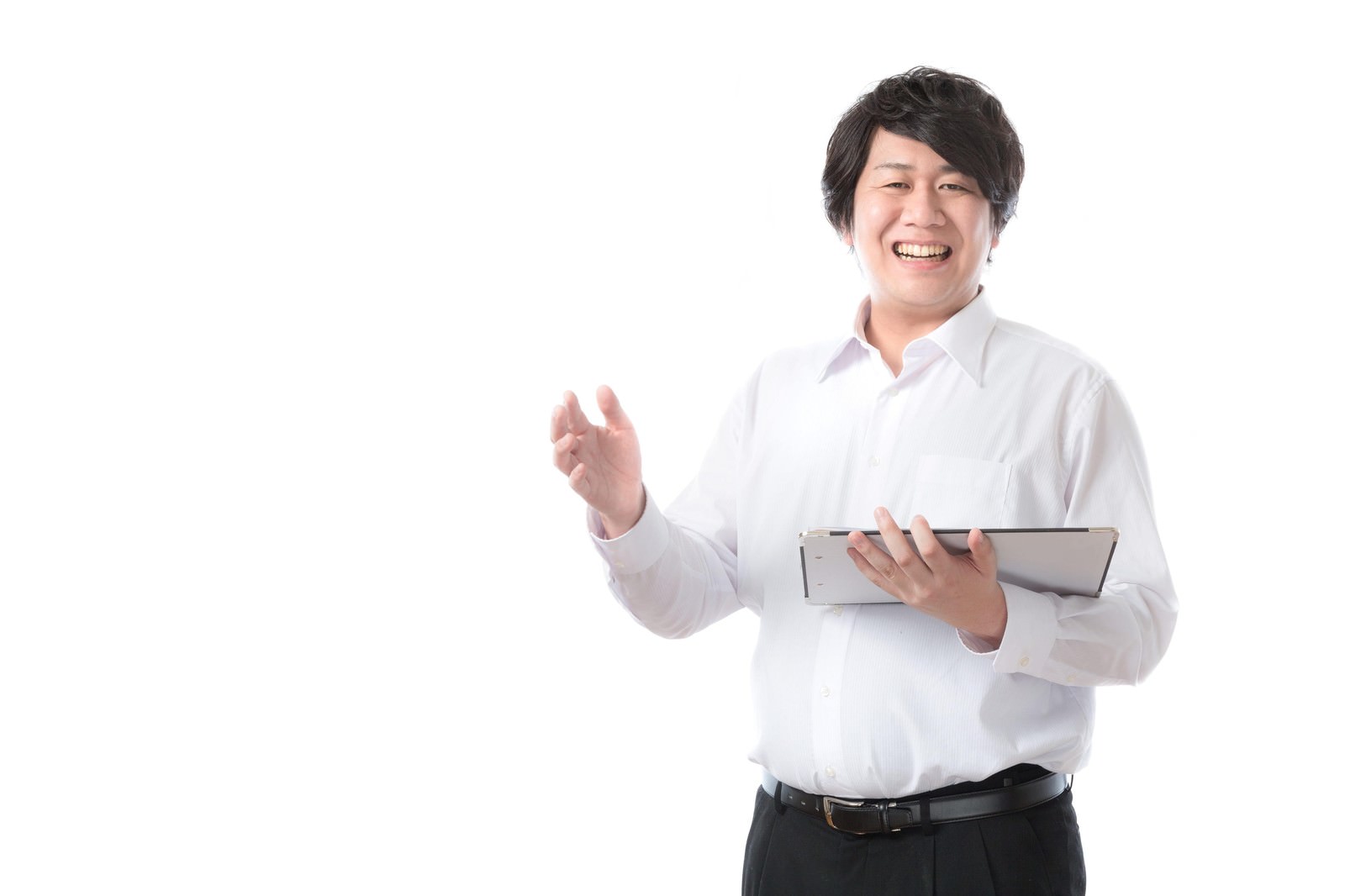 タブレットを手に持ち、左手で指すジェスチャーをしながら笑顔で説明する白シャツの男性［モデル：あまのじゃく］
