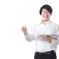タブレットを持ちながら転職のアドバイスをする笑顔の男性の写真