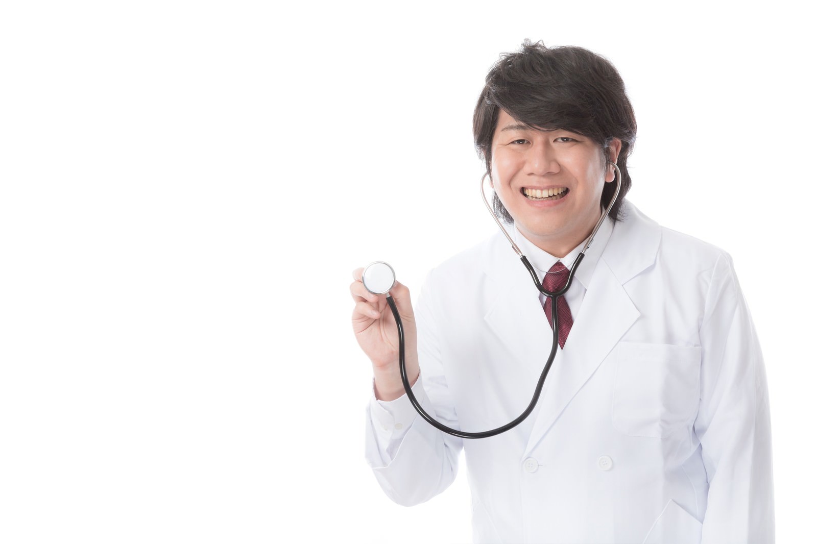 聴診器を持つ笑顔の医師［モデル：あまのじゃく］