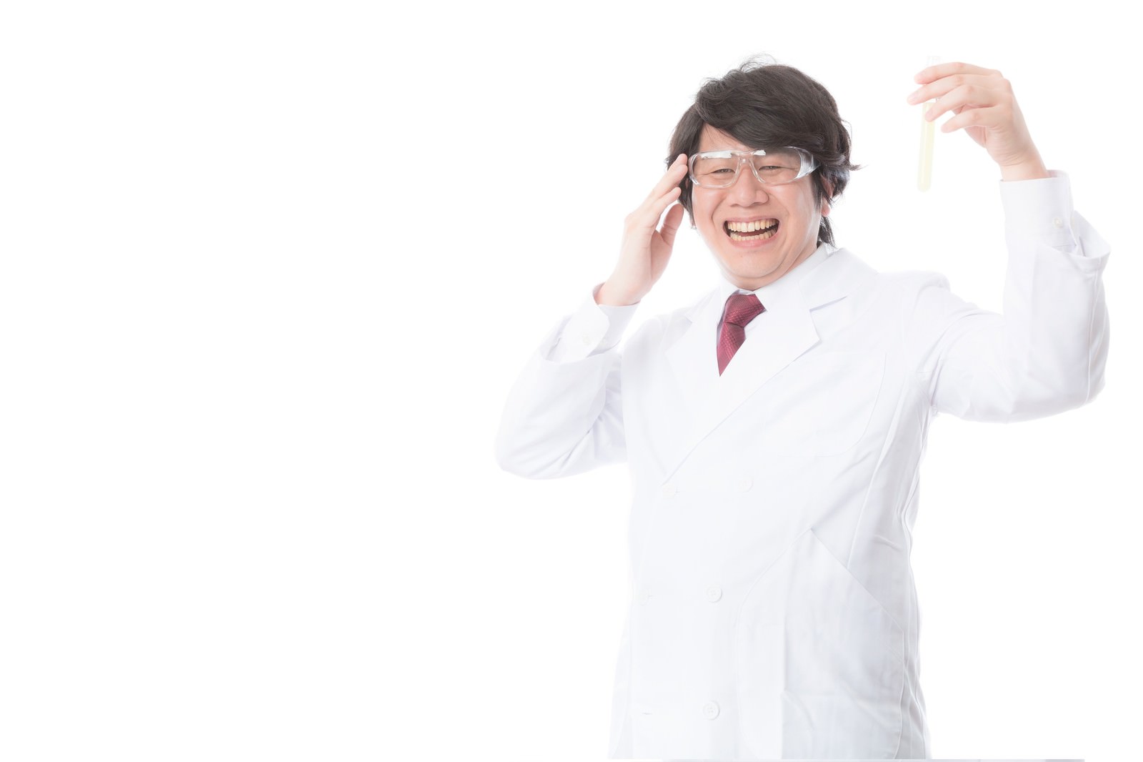白衣姿で電話しながら満面の笑みで喜ぶ男性研究者［モデル：あまのじゃく］