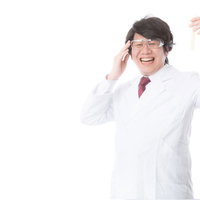 研究結果に大満足で電話する臨床開発コンサルの写真
