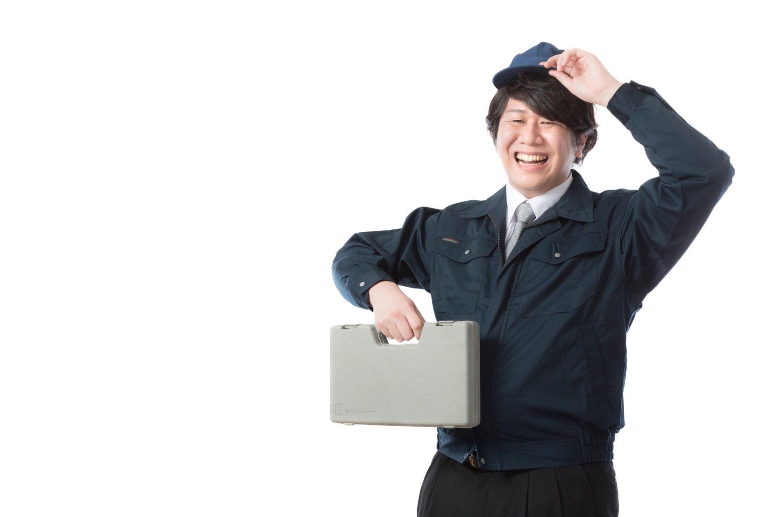 作業着を着たサービスエンジニア男性がツールケースを持って笑顔で立つ［モデル：あまのじゃく］