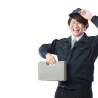 オフィス機器のトラブルを解決するサービスエンジニア男性の写真