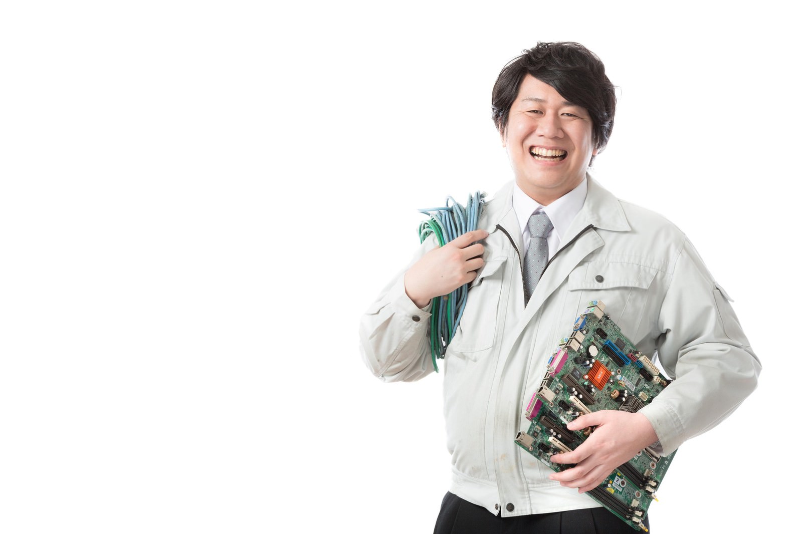LANケーブルと基板を抱えて笑顔で立つ作業着姿の男性［モデル：あまのじゃく］