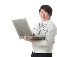 三次元CADデータを工作機械に入力し笑顔のCADオペレーター男性の写真