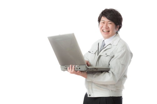 三次元CADデータを工作機械に入力し笑顔のCADオペレーター男性