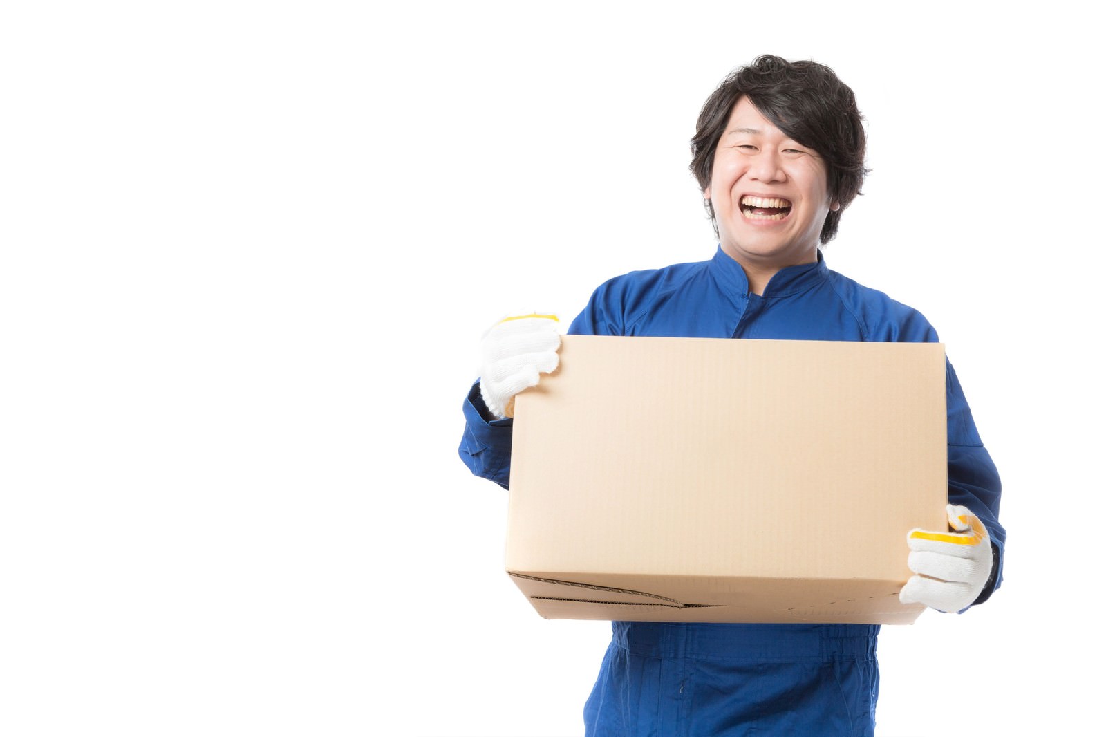 青い作業着で白い手袋をつけ、ダンボール箱を抱えて笑顔で立つ男性［モデル：あまのじゃく］