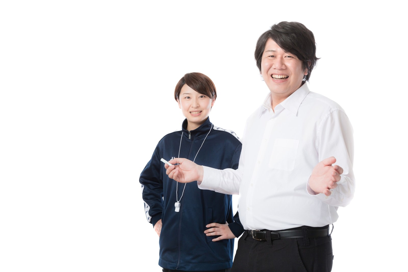 白いシャツを着た男性教員と紺色のジャージを着た女性生徒が笑顔で並ぶ［モデル：八木彩香 あまのじゃく］