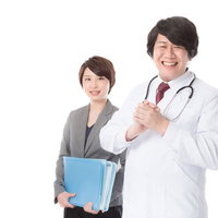 病気の予防・治療のため医療機器を提案する営業担当の写真