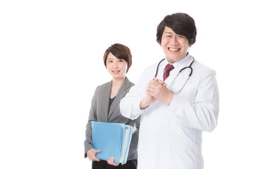 病気の予防・治療のため医療機器を提案する営業担当