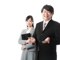 人材ビジネスを支えるキャリアアドバイザーの男女ペアの写真