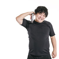 肩こり改善のため筋トレするダンベル持参の男性の写真