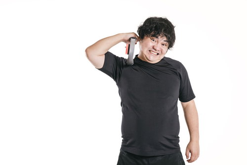 肩こり改善のため筋トレするダンベル持参の男性