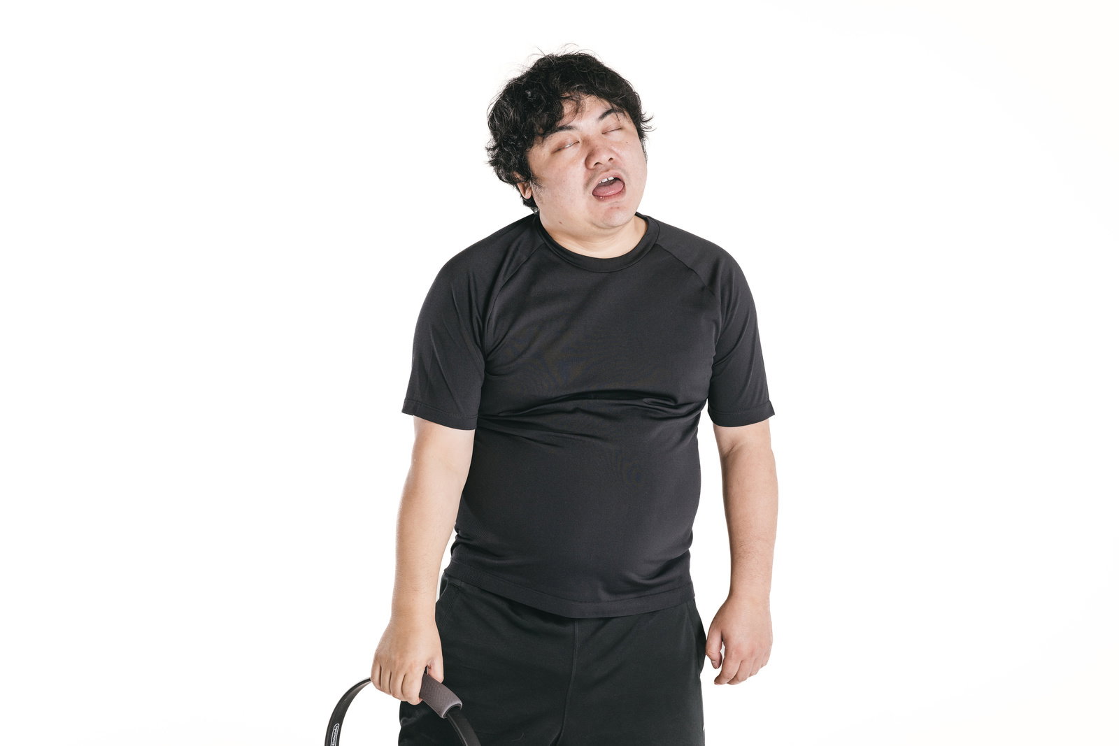 筋トレで疲れ果てて白目をむく黒いTシャツの男性［モデル：段田隼人］