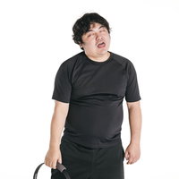 筋トレで疲れ果てて白目をむく男性、限界状態でダイエット運動の写真