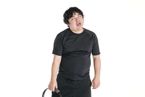 筋トレで疲れ果てて白目をむく男性、限界状態でダイエット運動