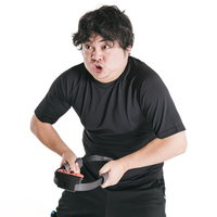 ゲームコントローラーを握り真剣な表情でプレイする男性の写真