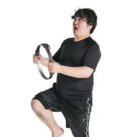 ダイエットで黒いリストバンドをつけてモモアゲする男性の写真