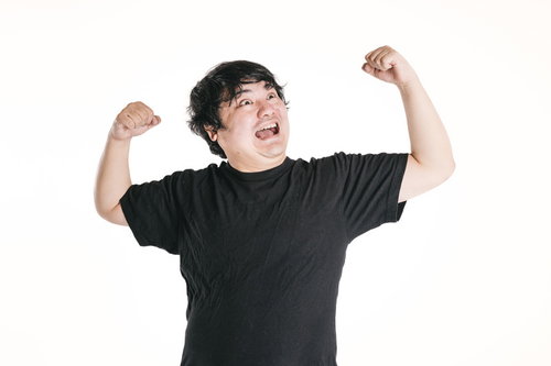 正解！コロンビア！とガッツポーズを決める男性