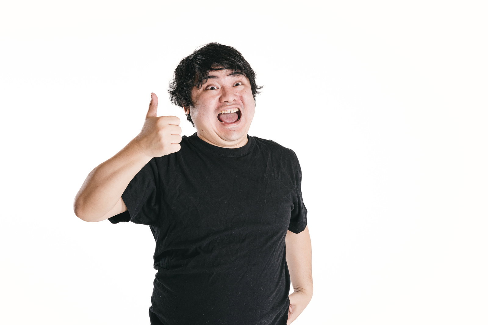 煽りながら親指を立てて「いいね」と喜ぶ男性［モデル：段田隼人］