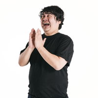 感動して両手を合わせて拍手を送る男性のポートレートの写真